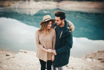 Jovem casal juntos no lago da montanha — Fotografia de Stock