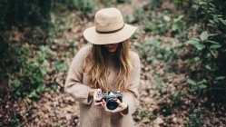 Mulher elegante em chapéu com câmera de filme — Fotografia de Stock