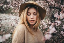 Pretty blonde woman in hat — Stock Photo