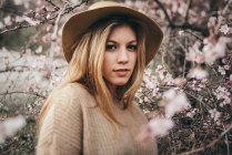 Pretty blonde woman in hat — Stock Photo