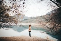 Donna in cappello contro lago di montagna — Foto stock