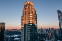 Wolkenkratzer-Turm im Sonnenlicht — Stockfoto