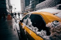Taxifenster mit Schnee bedeckt — Stockfoto