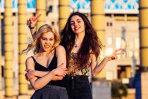 Due ragazze in posa sulla scena urbana — Foto stock
