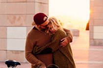 Couple hugging in sunset light — Stock Photo