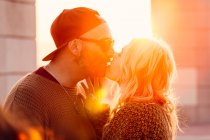Casal beijando na cena urbana — Fotografia de Stock