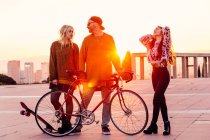 Friends standing over sunset — Stock Photo