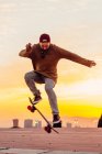 Чоловік робить трюк Олі на скейтборді — стокове фото