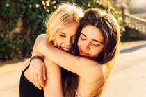 Dos chicas abrazándose - foto de stock