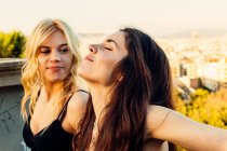 Due ragazze in posa nel parco urbano — Foto stock