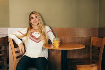 Femme souriante dans le café — Photo de stock