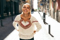 Сміється молода жінка на вулиці — стокове фото