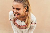 Lachende junge blonde Frau — Stockfoto