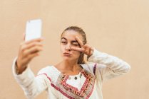 Jovem mulher fazendo selfie — Fotografia de Stock