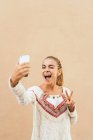 Giovane donna che fa selfie — Foto stock