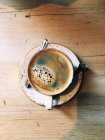 Tazza di caffè nero con cucchiaio — Foto stock