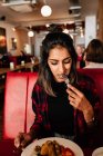 Дівчина їсть їжу в кафе — стокове фото
