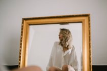 Jovem bonita reflexão feminina — Fotografia de Stock