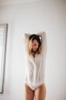 Sorridente donna stretching — Foto stock
