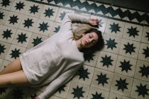 Frau schläft auf dem Fußboden — Stockfoto