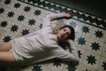 Woman lying on floor — Stock Photo