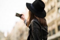 Mulher fazendo selfie na rua — Fotografia de Stock