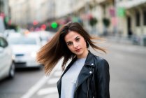 Junge Frau posiert auf der Straße — Stockfoto