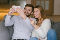 Paar macht Selfie auf Smartphone — Stockfoto