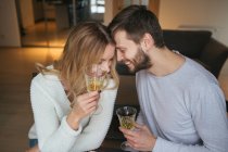 Paar redet und hält Weingläser — Stockfoto