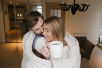 Paar umarmt sich mit Plaid — Stockfoto