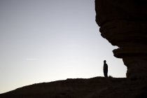 Чоловік стоїть біля скелі — стокове фото