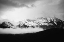 Montanhas de neve preto e branco — Fotografia de Stock