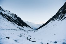 Paisaje de montañas nevadas - foto de stock