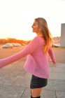 Carina donna bionda al tramonto — Foto stock
