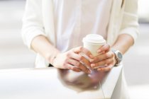 Mulher com café para ir — Fotografia de Stock