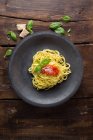 Спагетти с томатным суаче на тарелке — стоковое фото