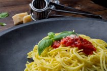 Spaghetti mit Tomatensauce auf Teller — Stockfoto