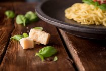 Сыр возле тарелки спагетти — стоковое фото