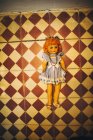 Покинута моторошна лялька на підлозі — стокове фото