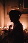 Silueta oscura de la mujer en el baño - foto de stock