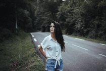 Jolie femme au bord de la route — Photo de stock