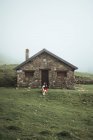 Frau sitzt in ländlichem Haus — Stockfoto