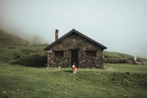 Mujer sentada en casa rural - foto de stock