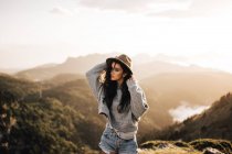 Frau steht in den Bergen — Stockfoto