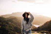 Жінка стоїть в горах — стокове фото