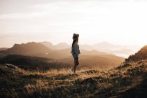 Mujer bonita caminando en las montañas - foto de stock