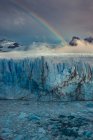 Веселка над льодовик — стокове фото