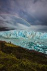 Arcobaleno sopra il ghiacciaio — Foto stock