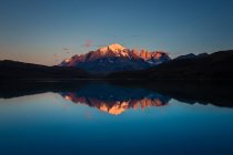 Acqua calma nel lago di montagna — Foto stock