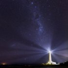 Leuchtturm brennt in der Nacht — Stockfoto